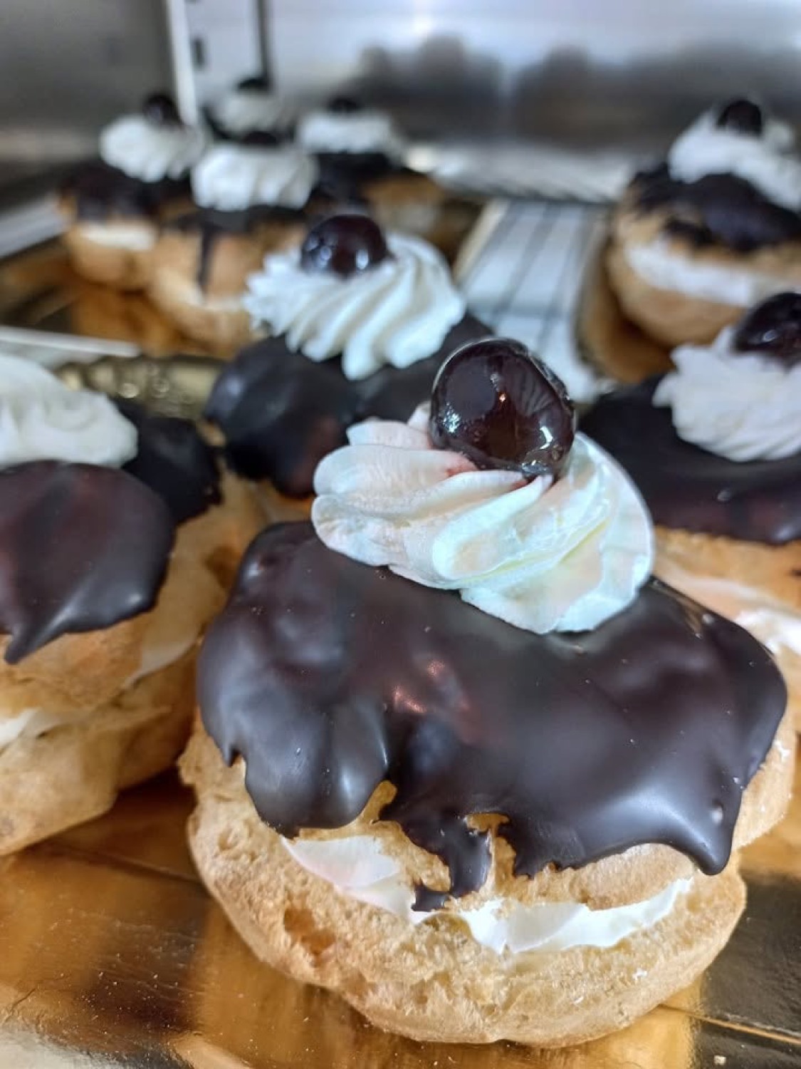 Bignole ricoperte di cioccolato con amarena