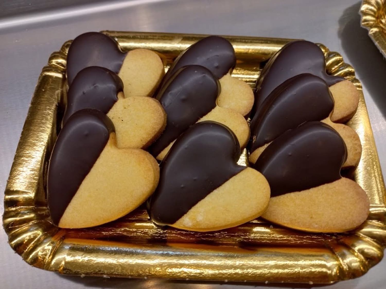 Biscotti a cuore glassati al cioccolato fondente