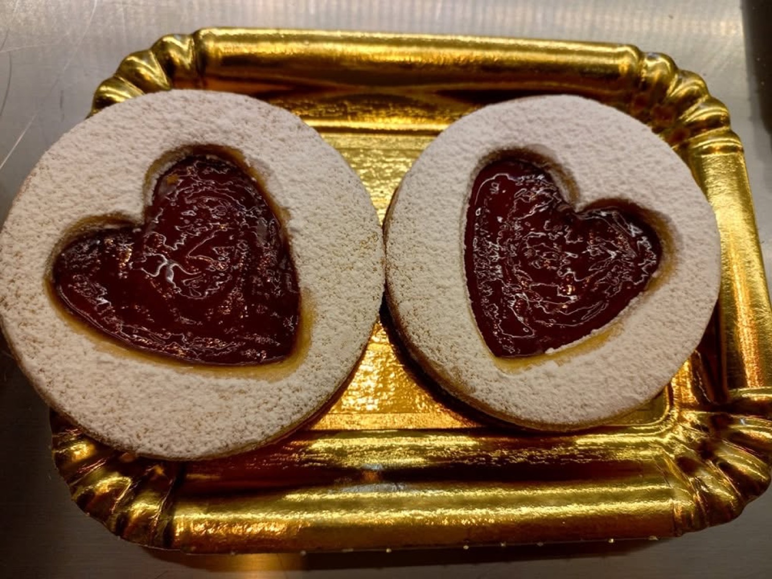 Biscotti a forma di cuore ricoperti di cioccolato