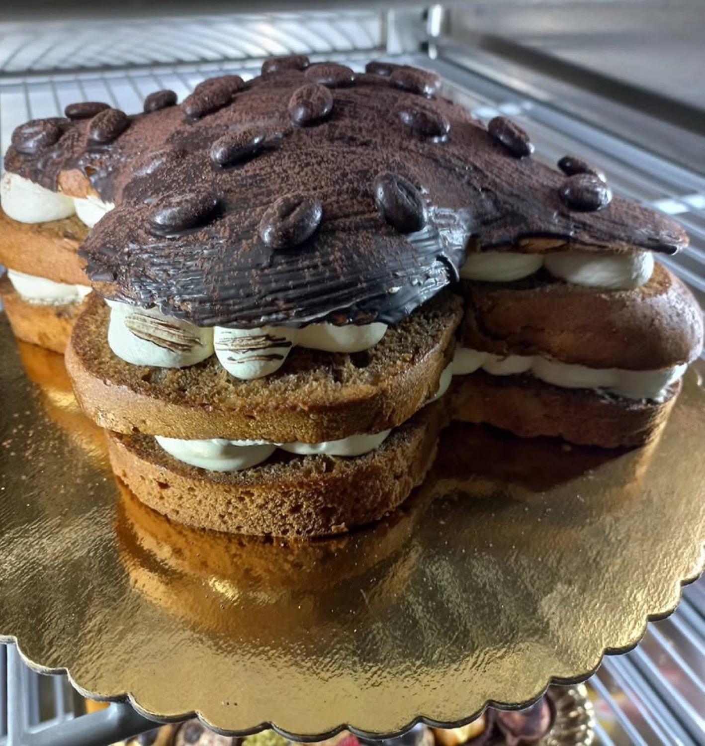 Torta al caffè con chicchi decorativi